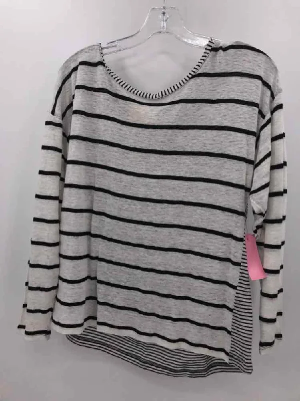 Pre-Owned Alice + Olivia White Size Medium Stripe Long Sleeve T-shirt Thin T-Shirt Open Front Quick Dry Pre-Owned Alice + Olivia White Size Medium Stripe Long Sleeve T-shirt Thin T-Shirt Open Front Quick Dry